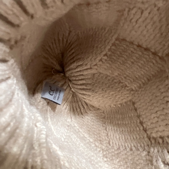 CC Exclusive Beanie With Pom Pom - Picture 8 of 9